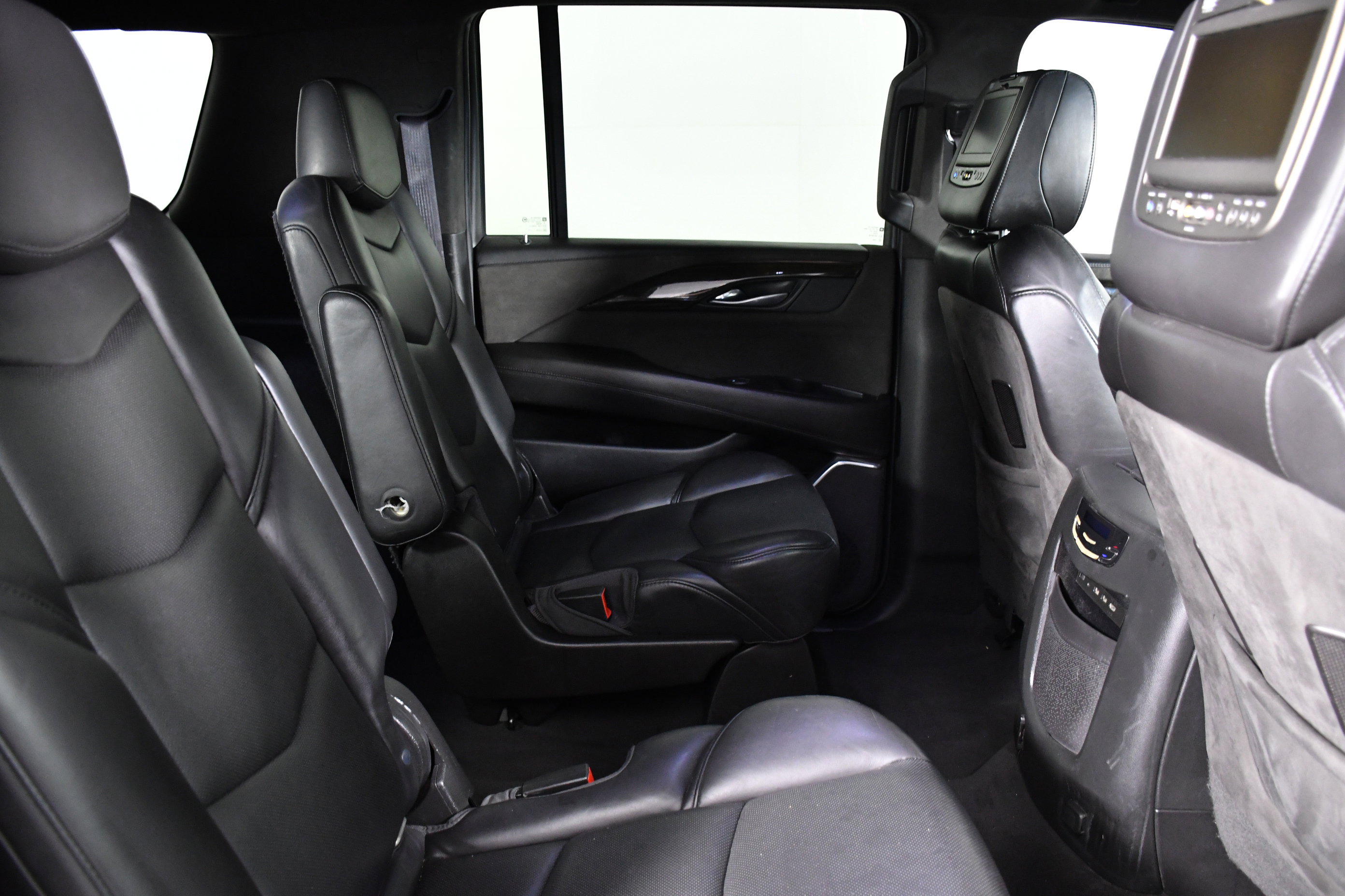 Used 2017 Cadillac Escalade ESV Platinum image 27