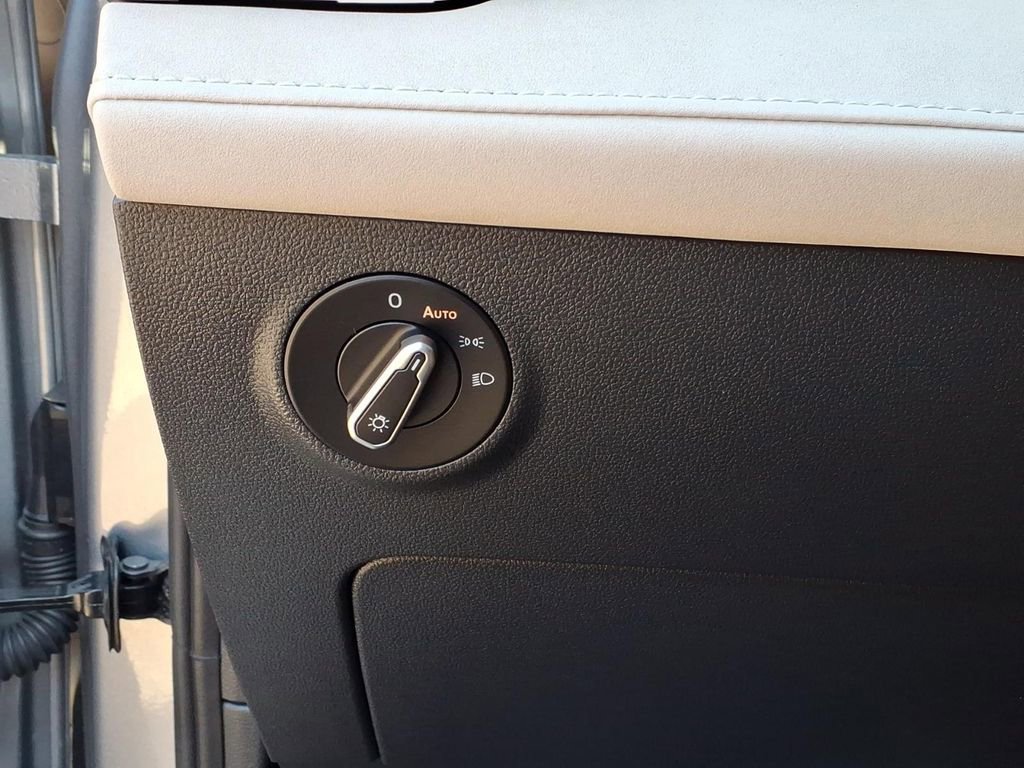 Certified 2025 Volkswagen Taos SE image 24