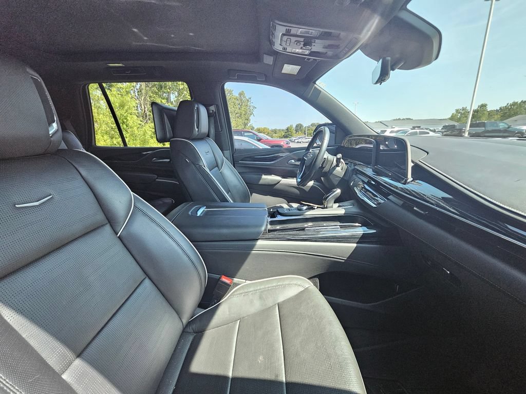 Used 2023 Cadillac Escalade Sport w/ LPO, ONYX Package AWD/4WD image 4