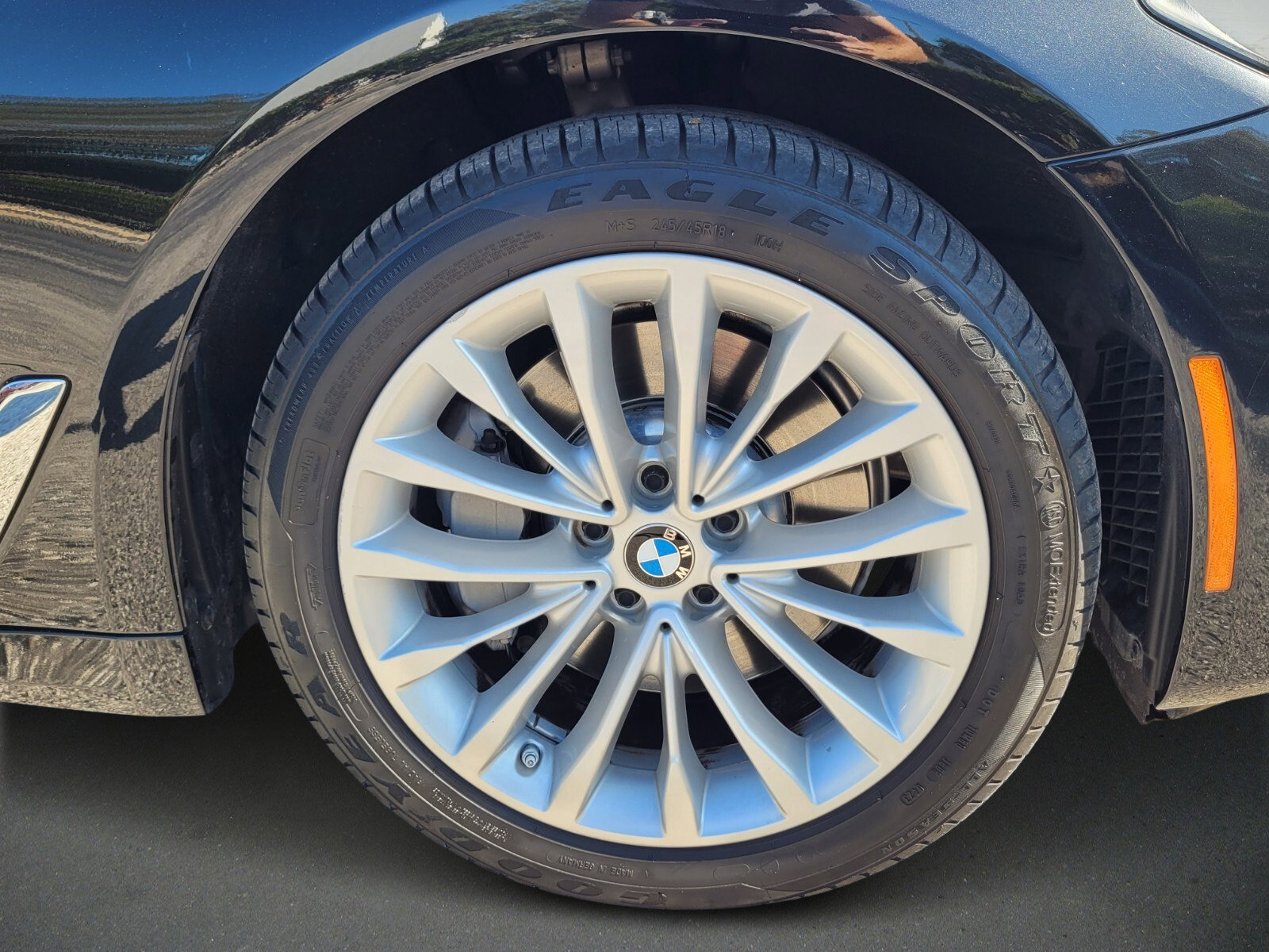 Used 2023 BMW 530i xDrive w/ Premium Package image 9