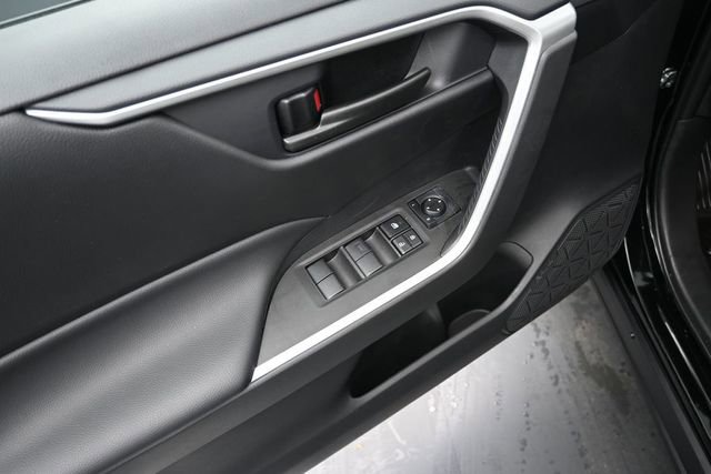 Used 2025 Toyota RAV4 LE AWD/4WD image 19