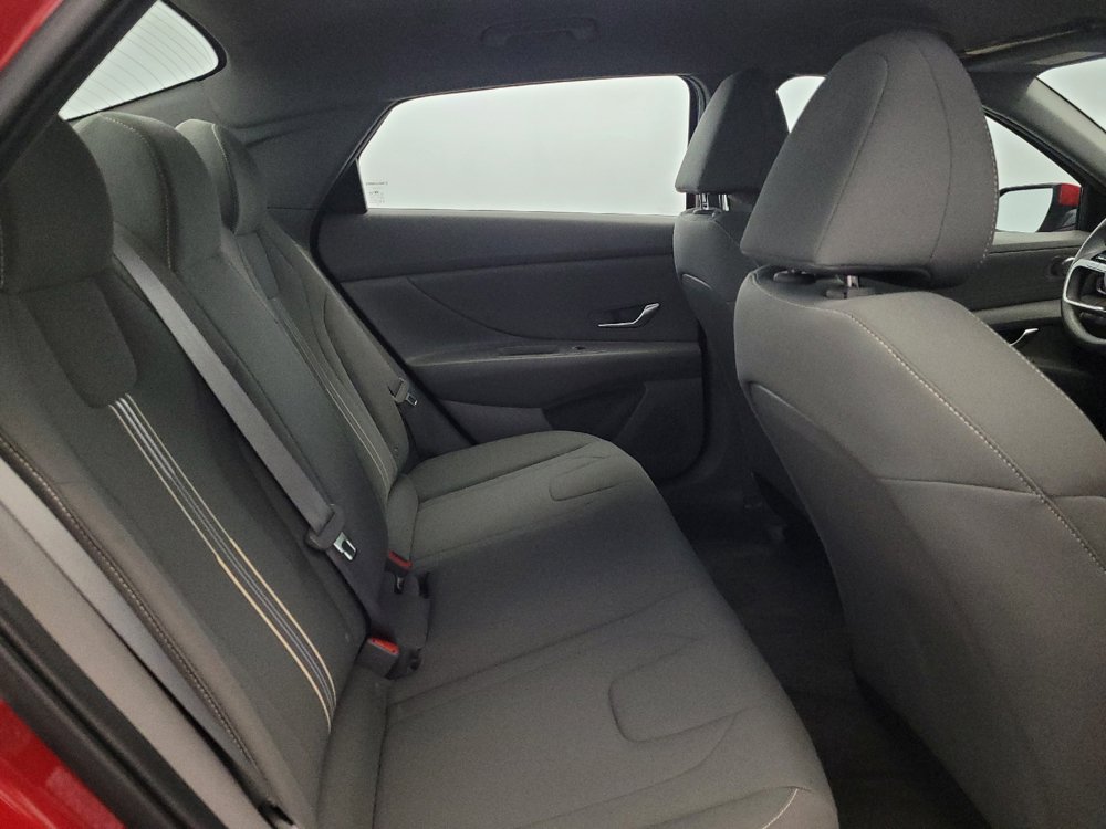 Used 2023 Hyundai Elantra SEL w/ Preferred Accessory Package FWD image 19