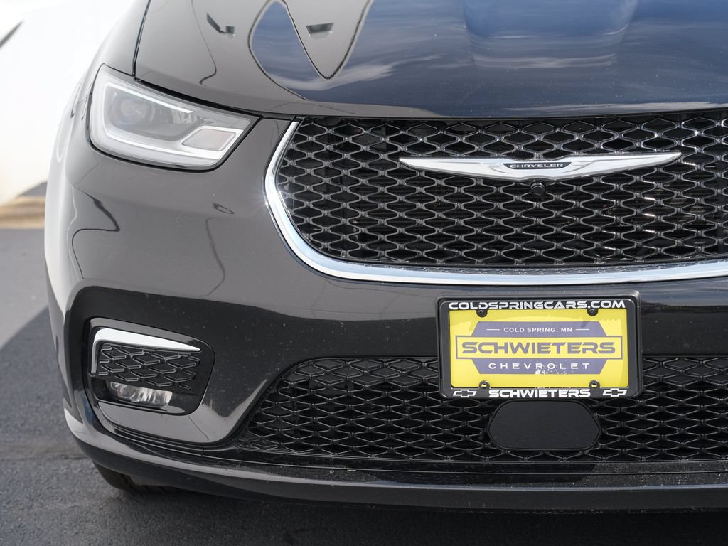 Used 2025 Chrysler Pacifica Select FWD image 9