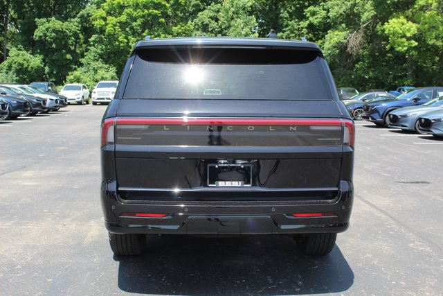 New 2026 Lincoln Navigator L Reserve w/ Jet Appearance Package AWD/4WD image 4
