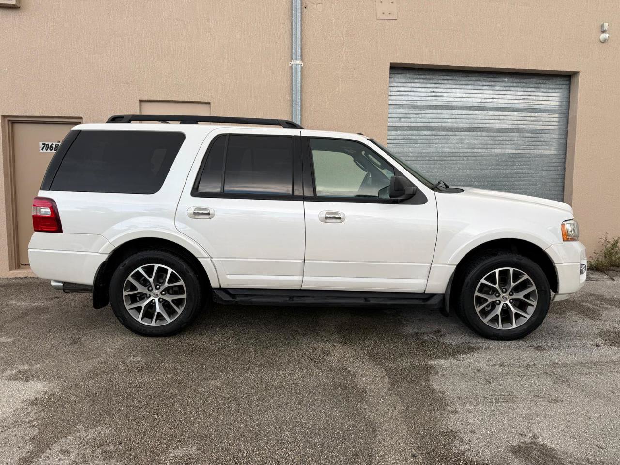 Used 2017 Ford Expedition XLT w/ Equipment Group 202A RWD image 12