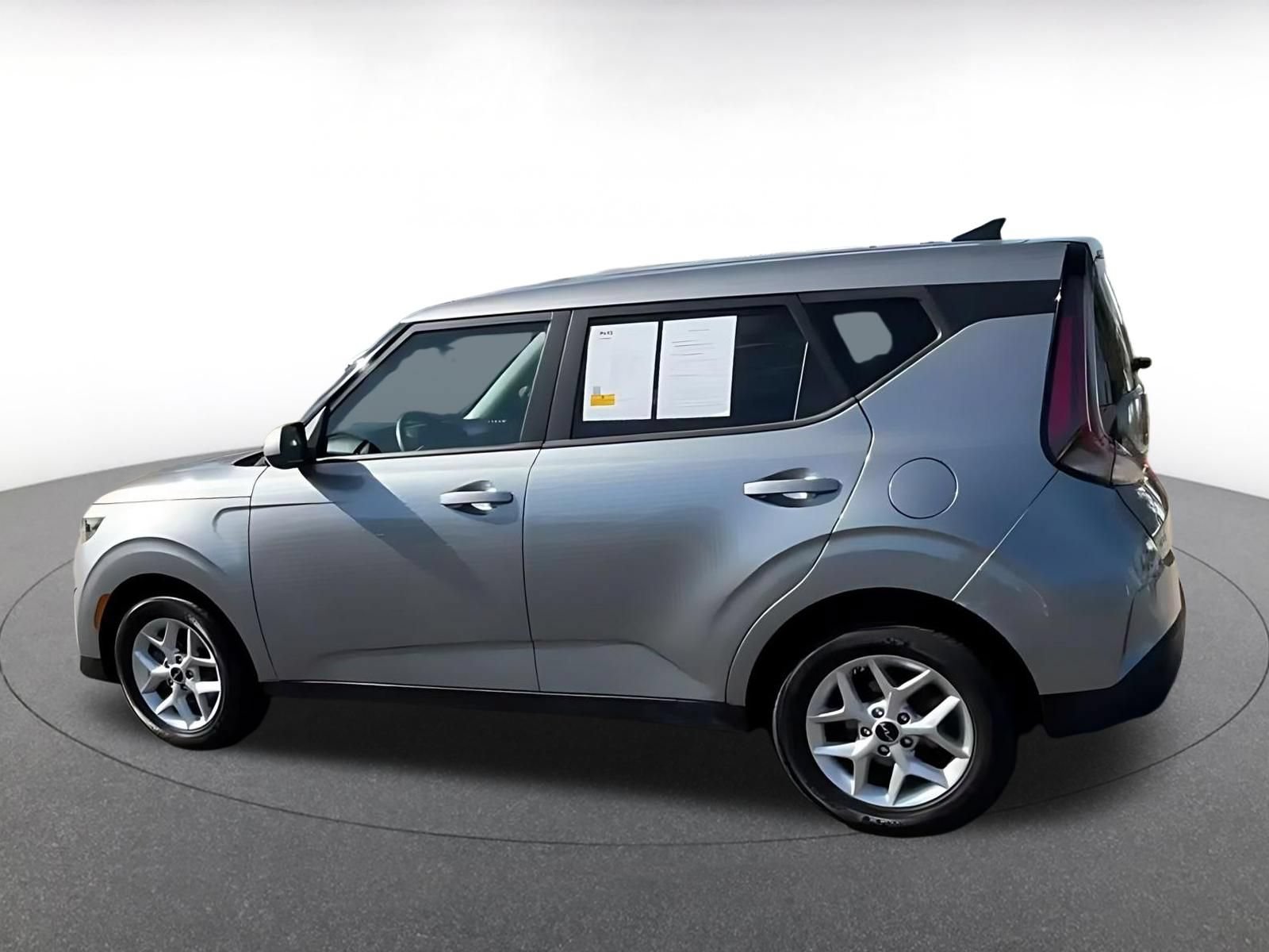 Used 2025 Kia Soul LX w/ LX Technology Package FWD image 9