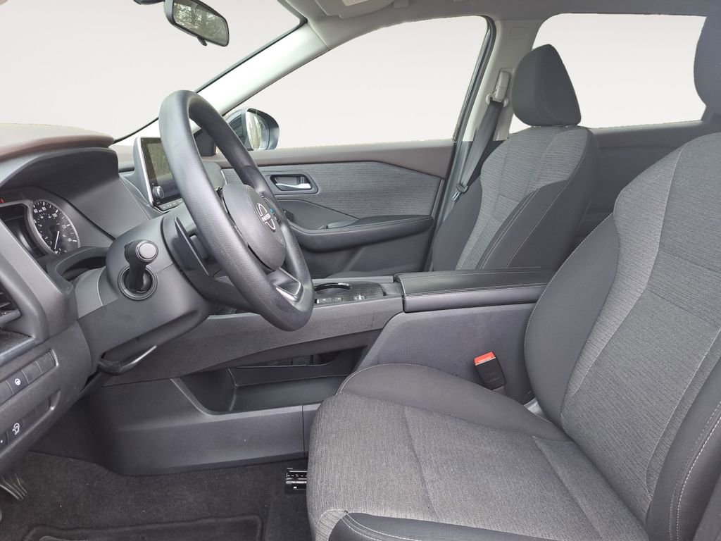 Used 2023 Nissan Rogue SV image 9