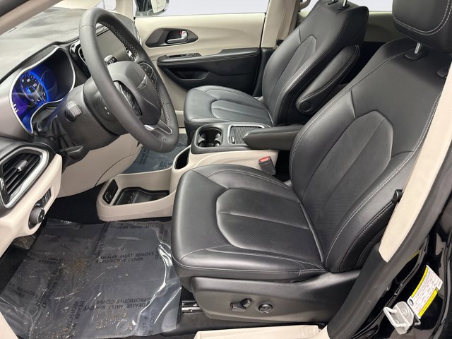 Used 2024 Chrysler Pacifica Touring-L image 11