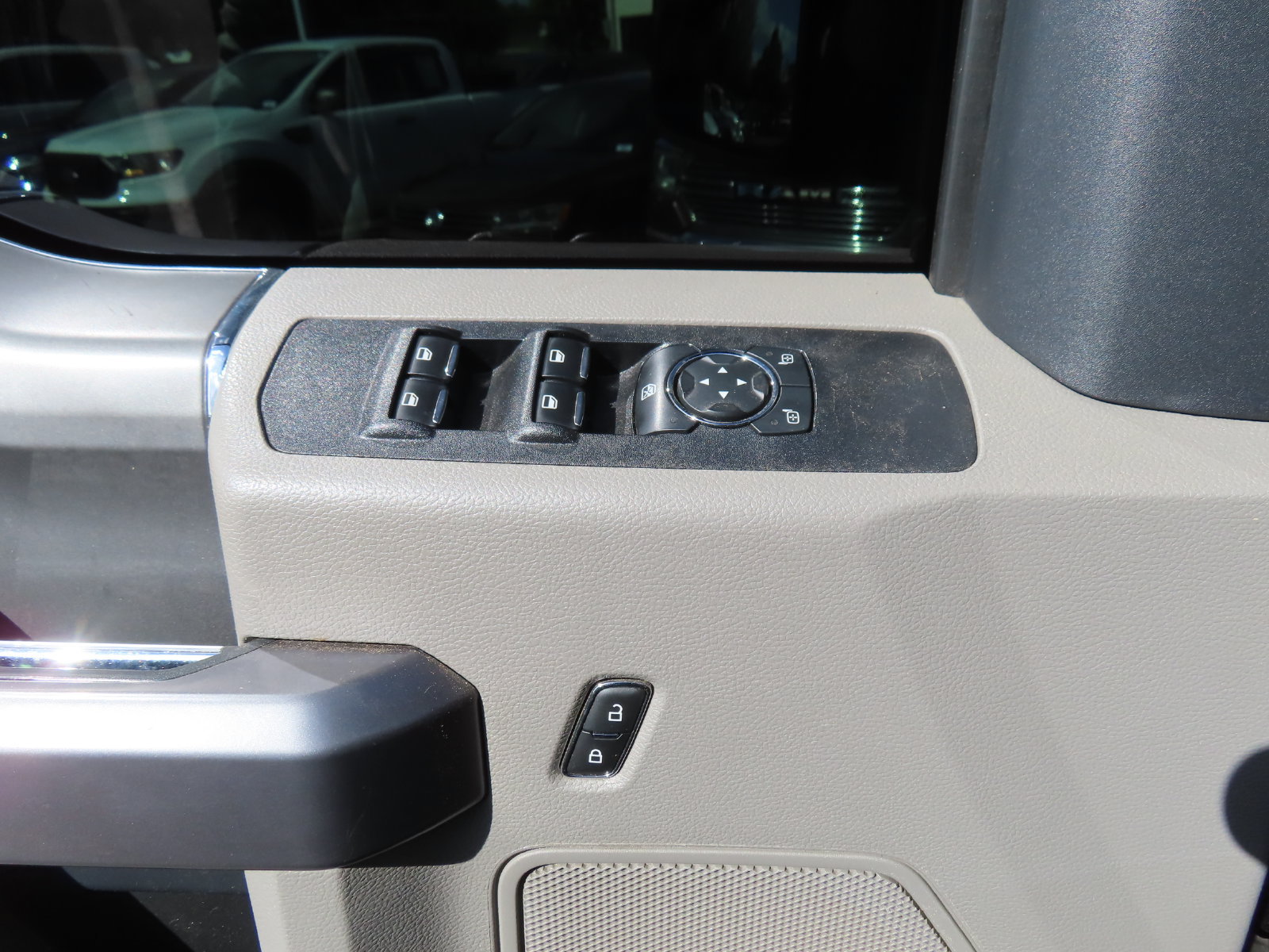 Used 2022 Ford F350 XLT w/ Black Appearance Package AWD/4WD image 13