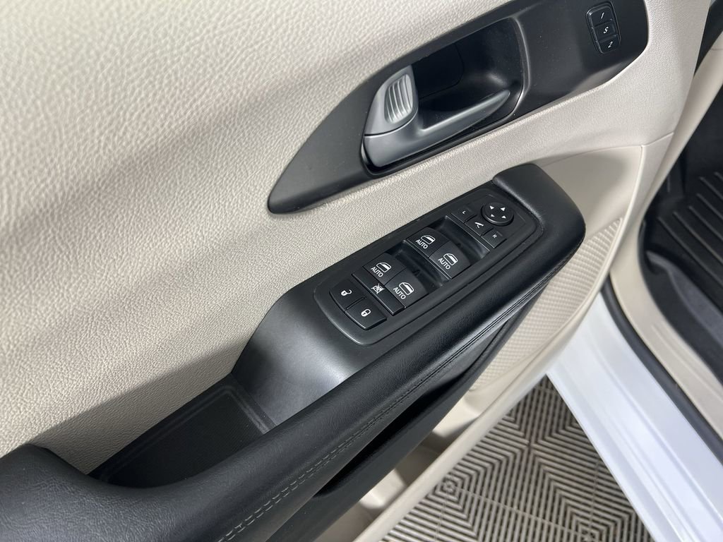 Used 2019 Chrysler Pacifica Limited FWD image 24