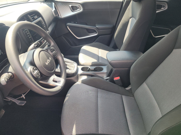 Used 2025 Kia Soul LX FWD image 4