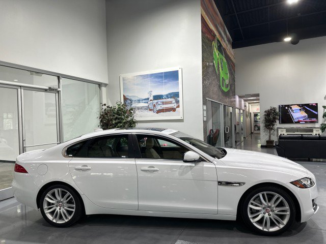 Used 2017 Jaguar XF Prestige RWD image 23