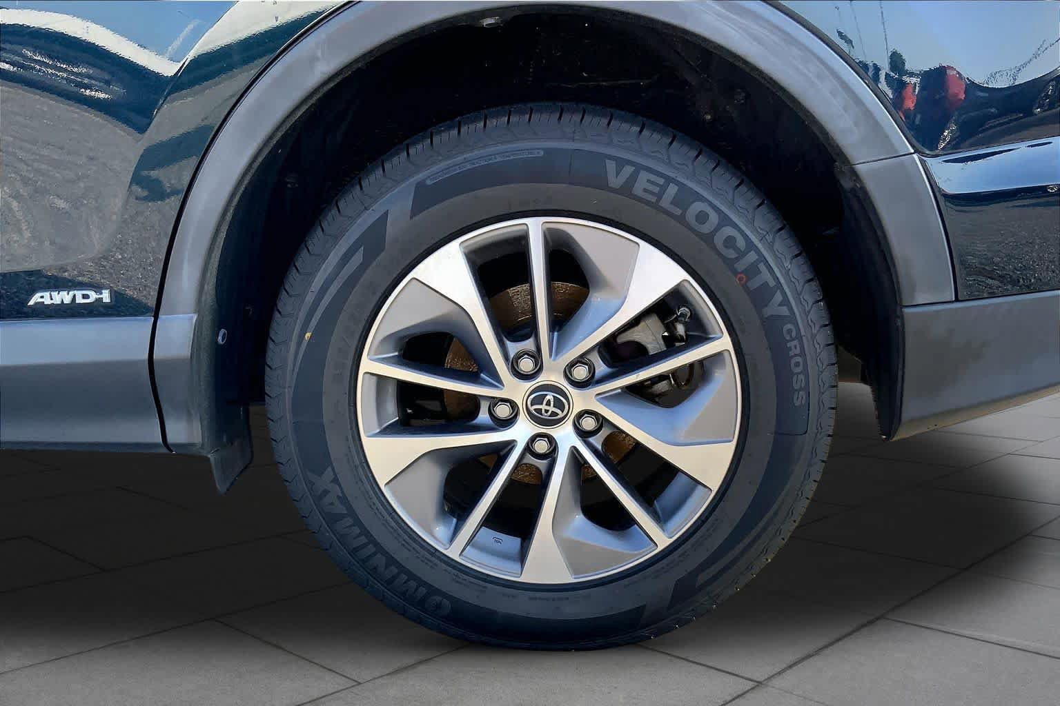 Used 2018 Toyota RAV4 LE AWD/4WD image 11