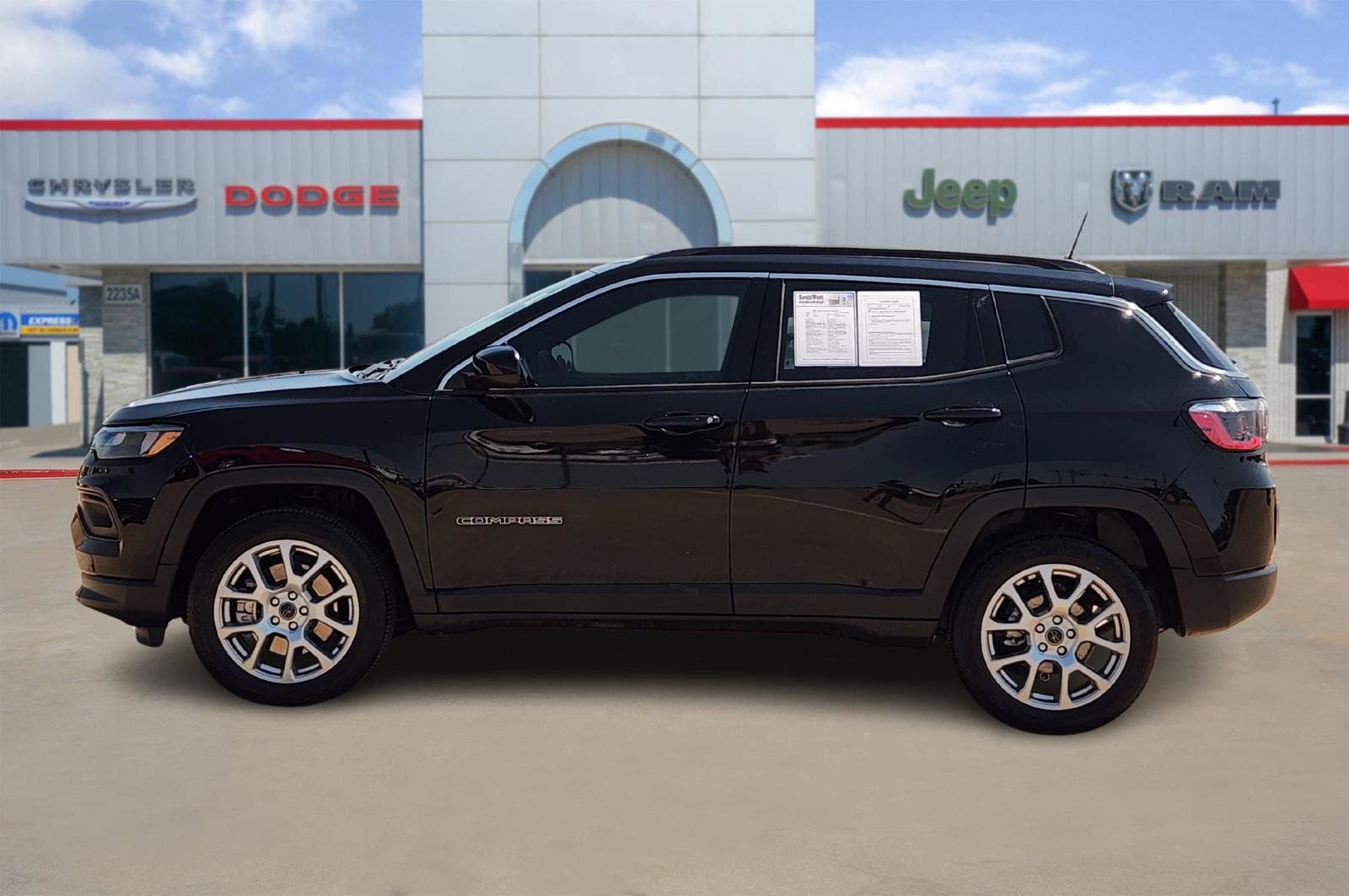 Used 2025 Jeep Compass Latitude image 3