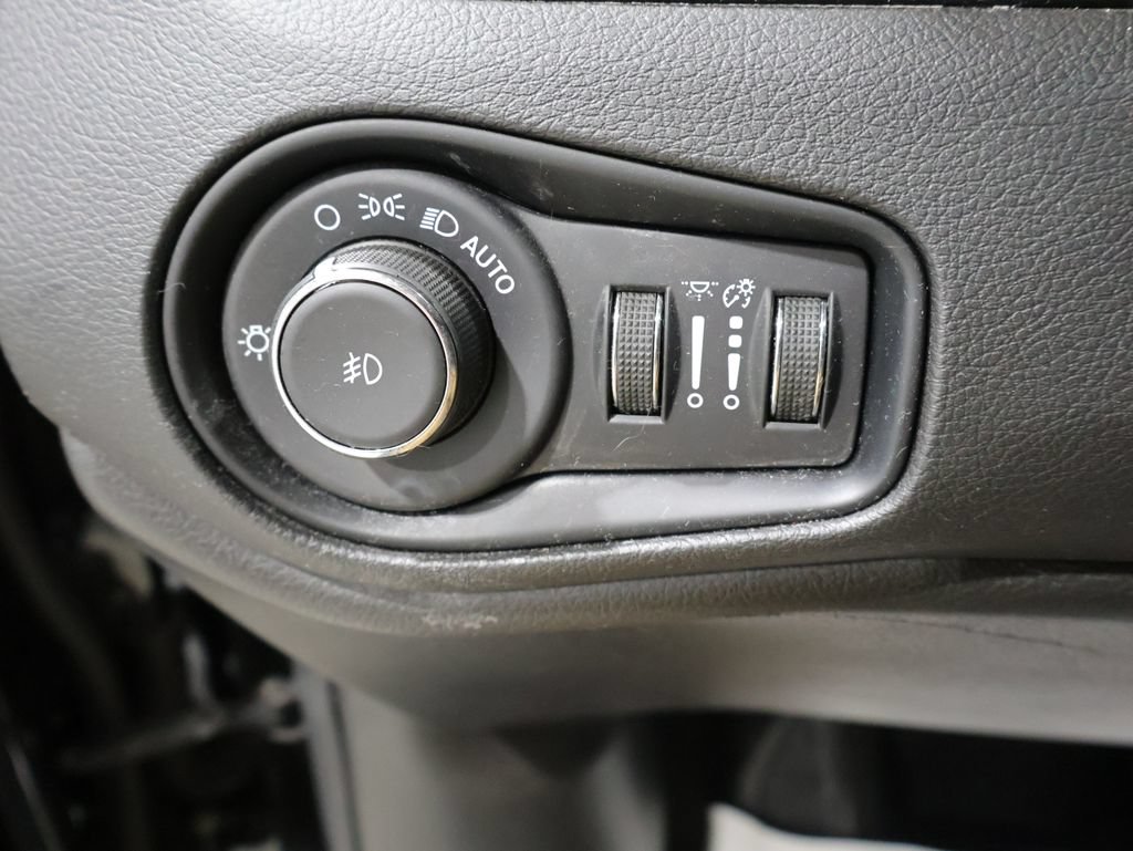 Certified 2023 Jeep Renegade Latitude w/ Sun/Sound Group AWD/4WD image 37