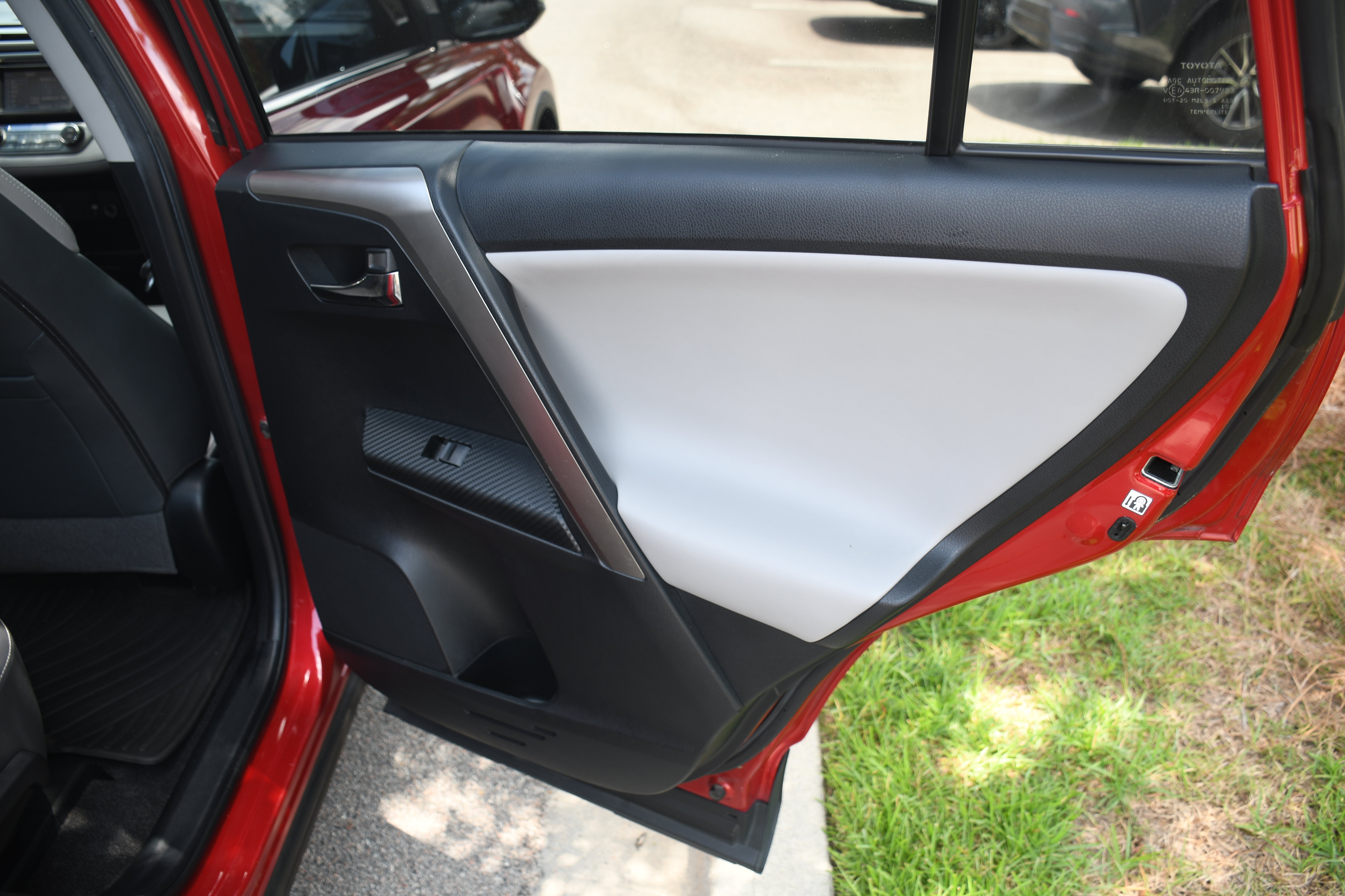 Used 2015 Toyota RAV4 Limited w/ Outdoor Package FWD image 21