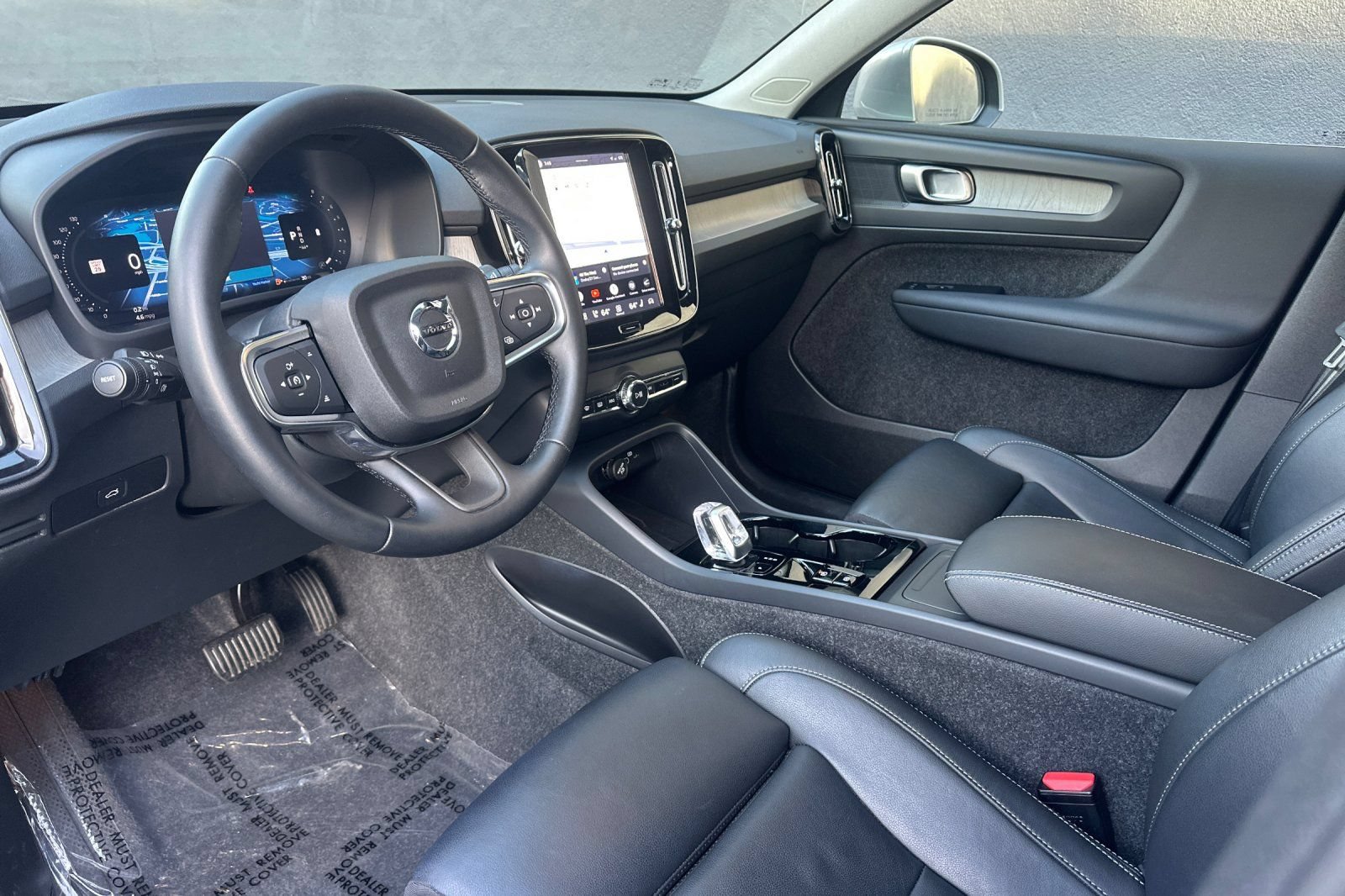Certified 2025 Volvo XC40 B5 Plus AWD/4WD image 14