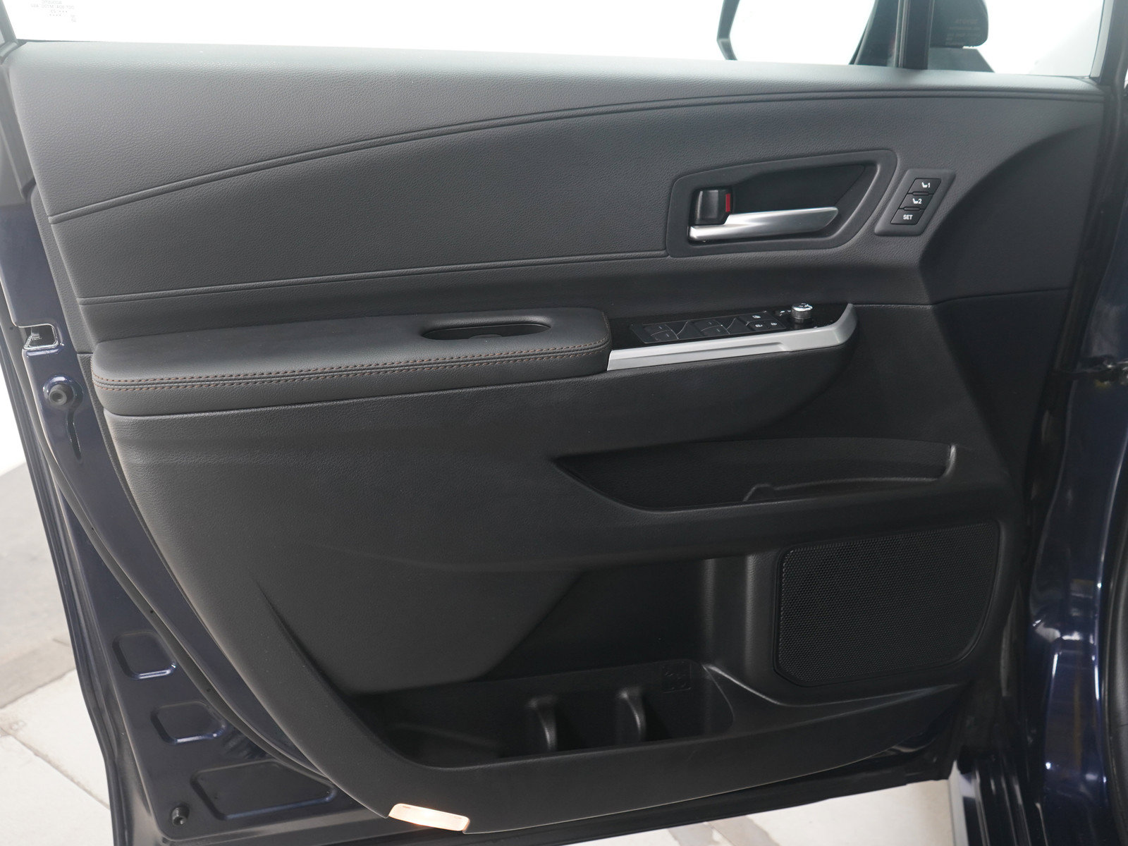 Used 2025 Toyota Sienna Platinum AWD/4WD image 28