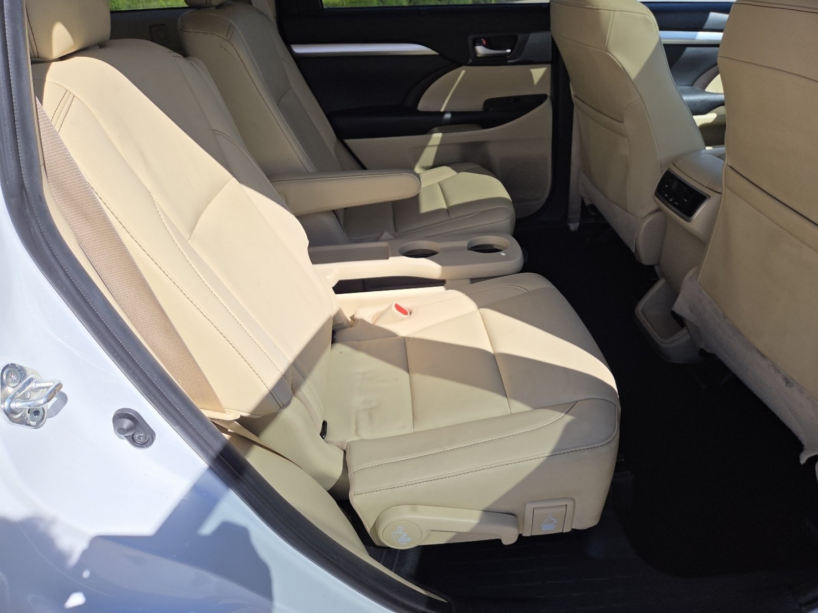 Used 2019 Toyota Highlander XLE AWD/4WD image 23