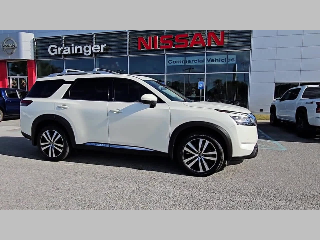 Used 2024 Nissan Pathfinder Platinum w/ Cargo Package image 38