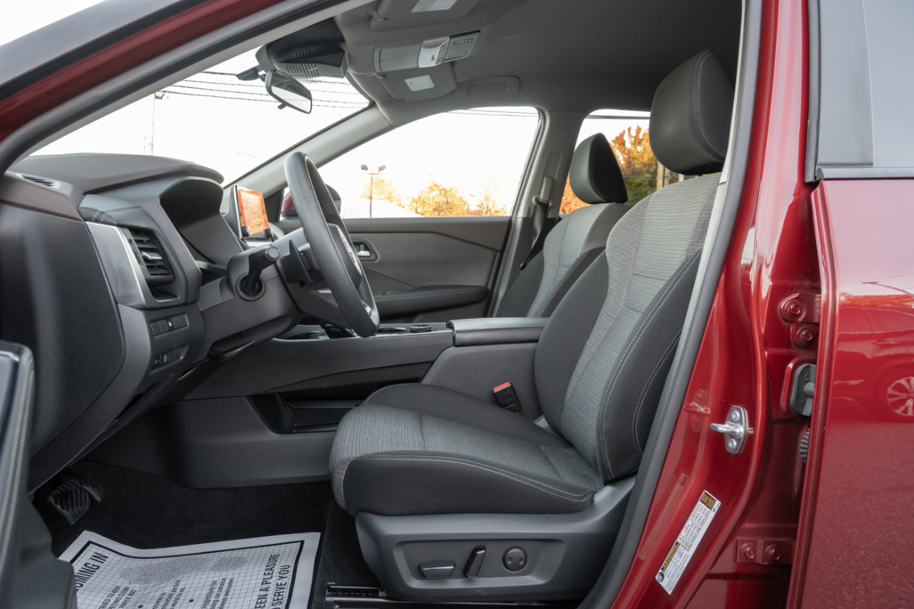 Used 2023 Nissan Rogue SV image 13