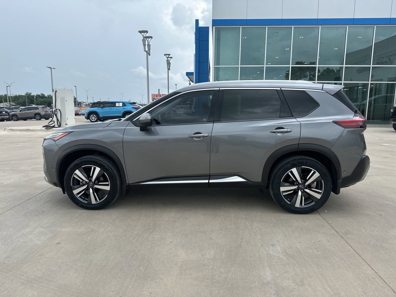 Used 2023 Nissan Rogue Platinum w/ Platinum Premium Package AWD/4WD image 2
