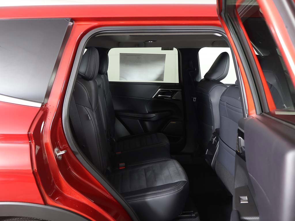 New 2025 Mitsubishi Outlander SE image 36