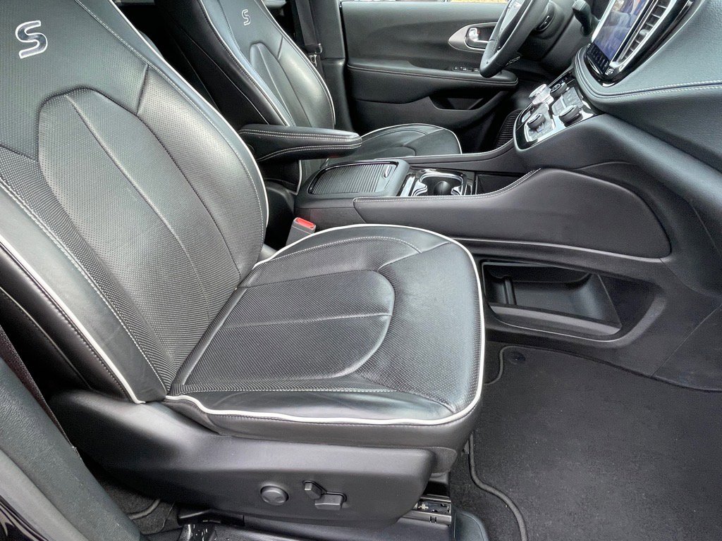 Used 2024 Chrysler Pacifica Limited w/ Uconnect Theater Family Group image 10