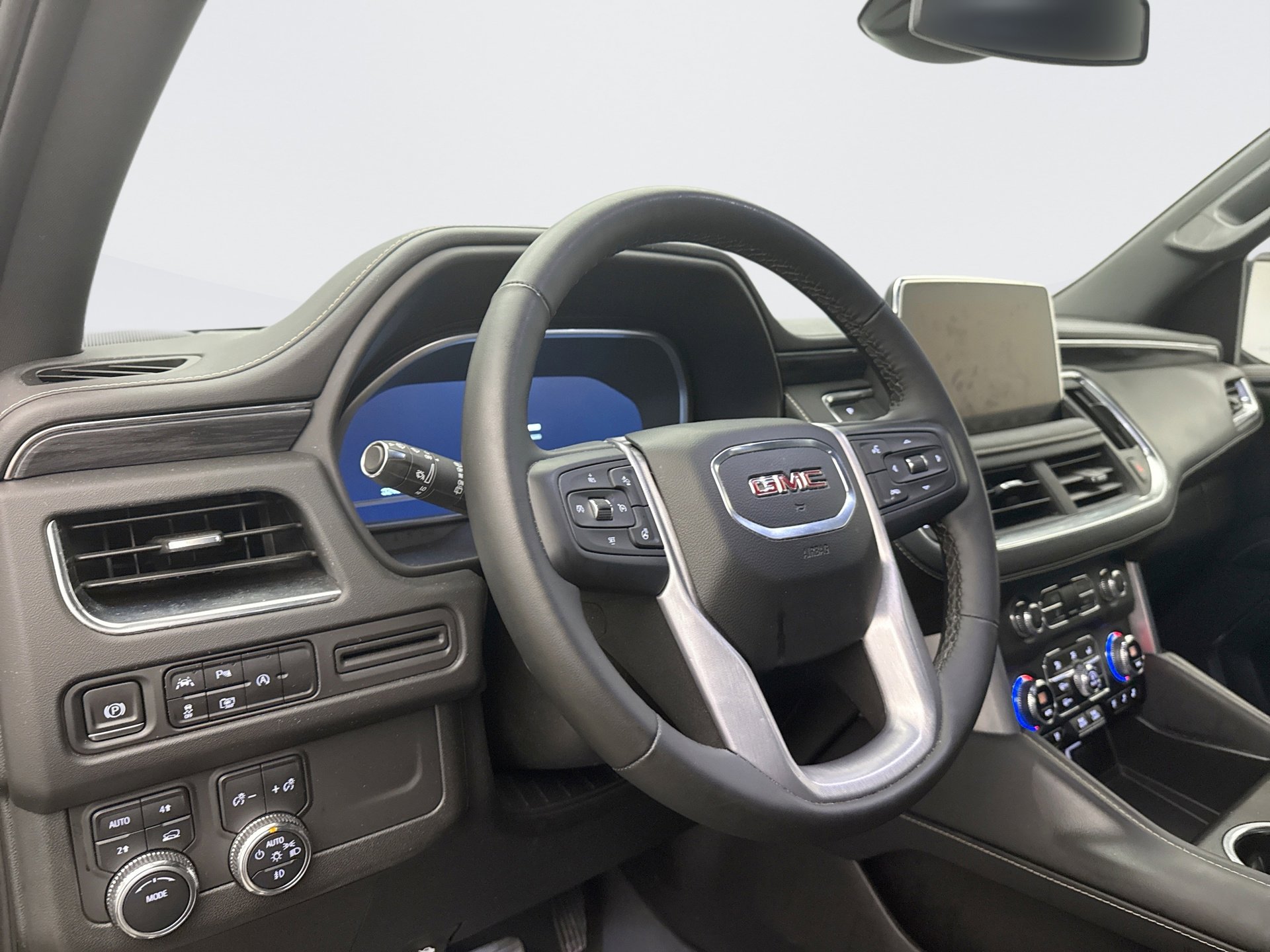 Used 2023 GMC Yukon XL SLT w/ SLT Luxury Package image 7