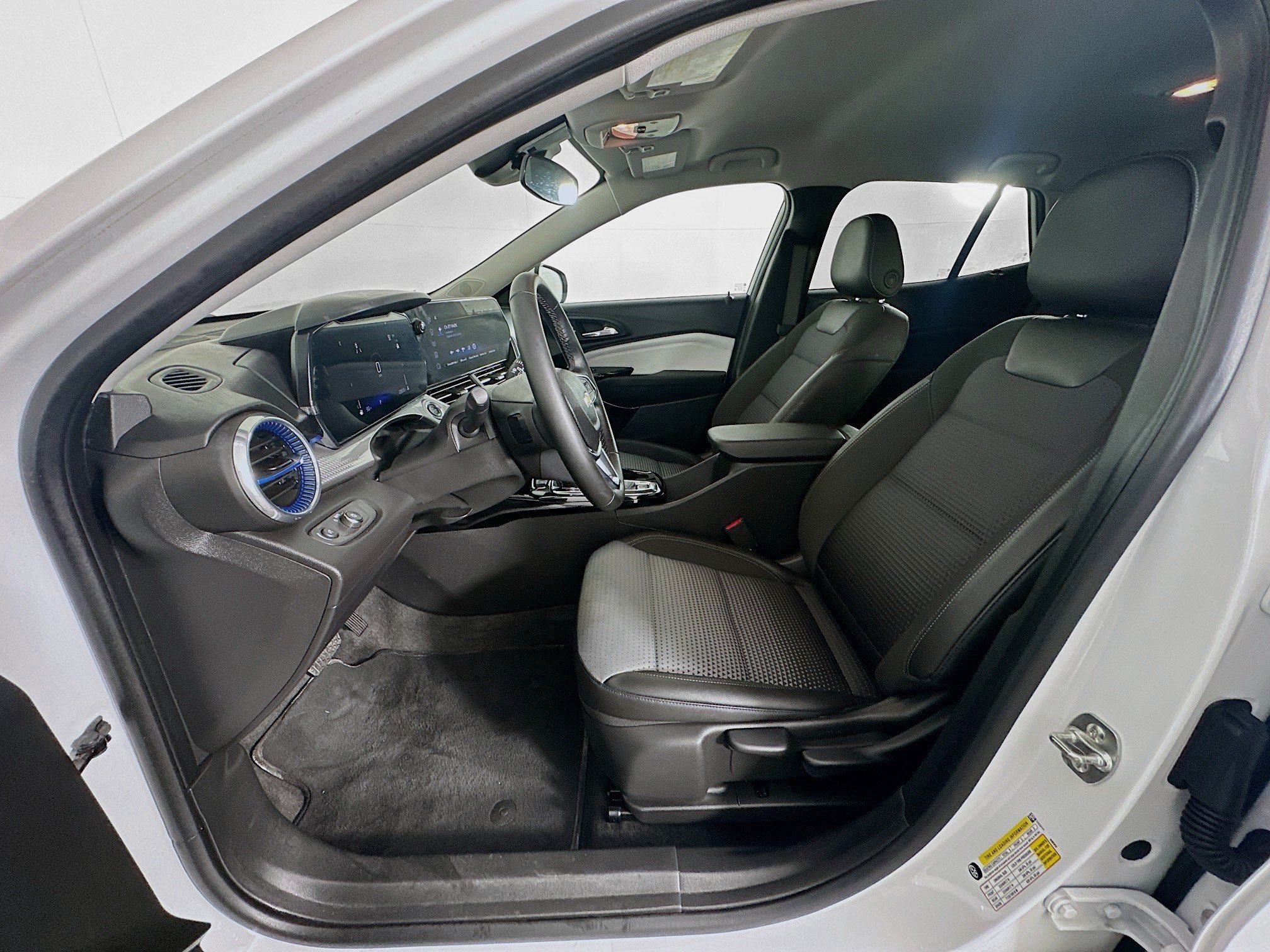 Used 2025 Chevrolet Trax LT w/ LT Convenience Package FWD image 13