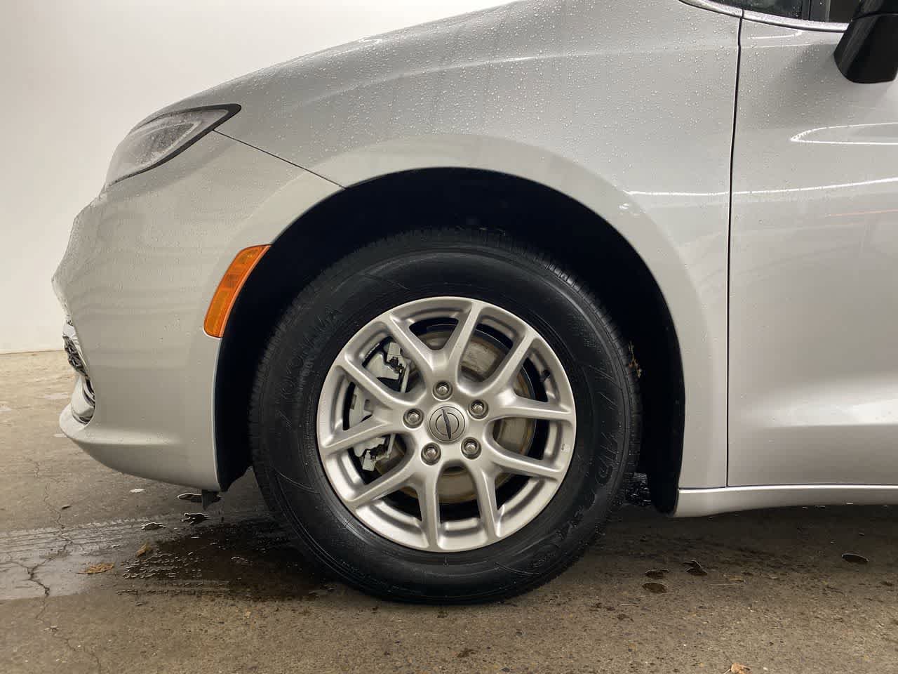 Used 2024 Chrysler Pacifica Touring-L FWD image 10