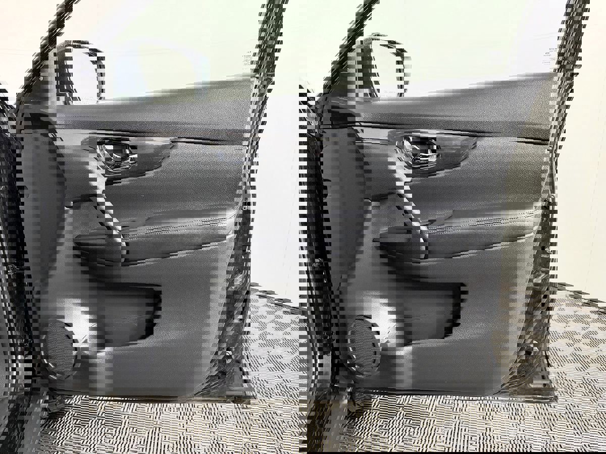 Used 2018 Nissan Rogue SV image 37