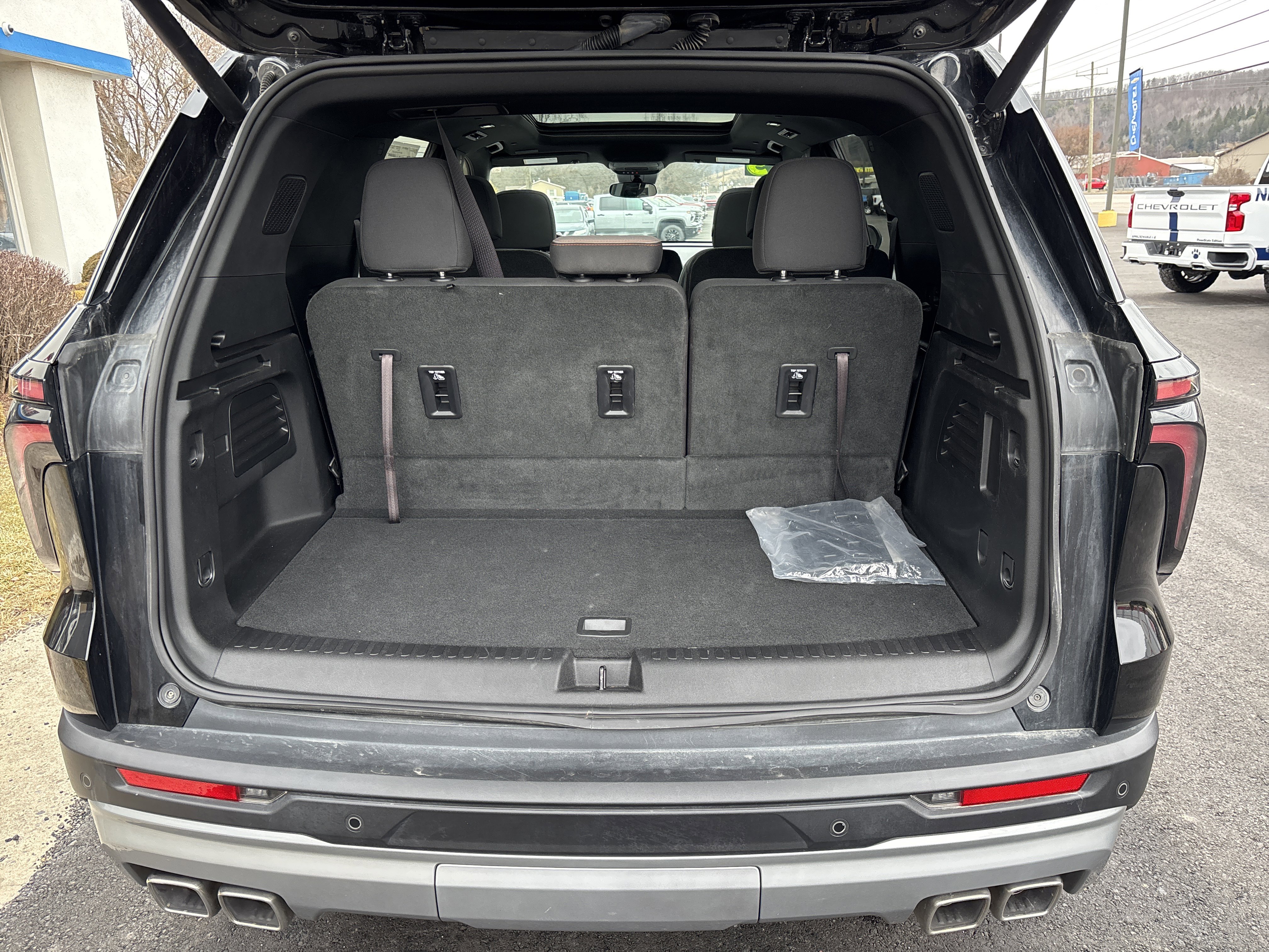 Used 2025 Chevrolet Traverse LT w/ Sun and Wheel Package image 9