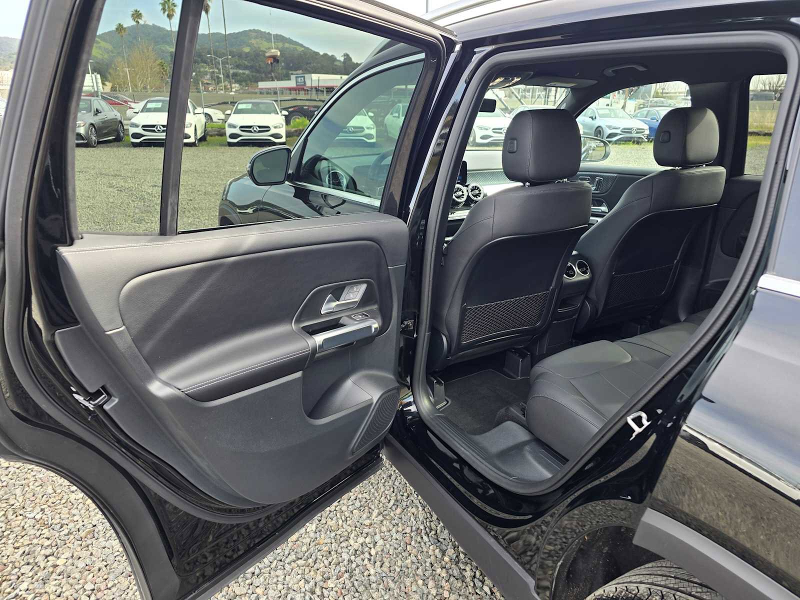 Used 2025 Mercedes-Benz GLB 250 4MATIC image 17