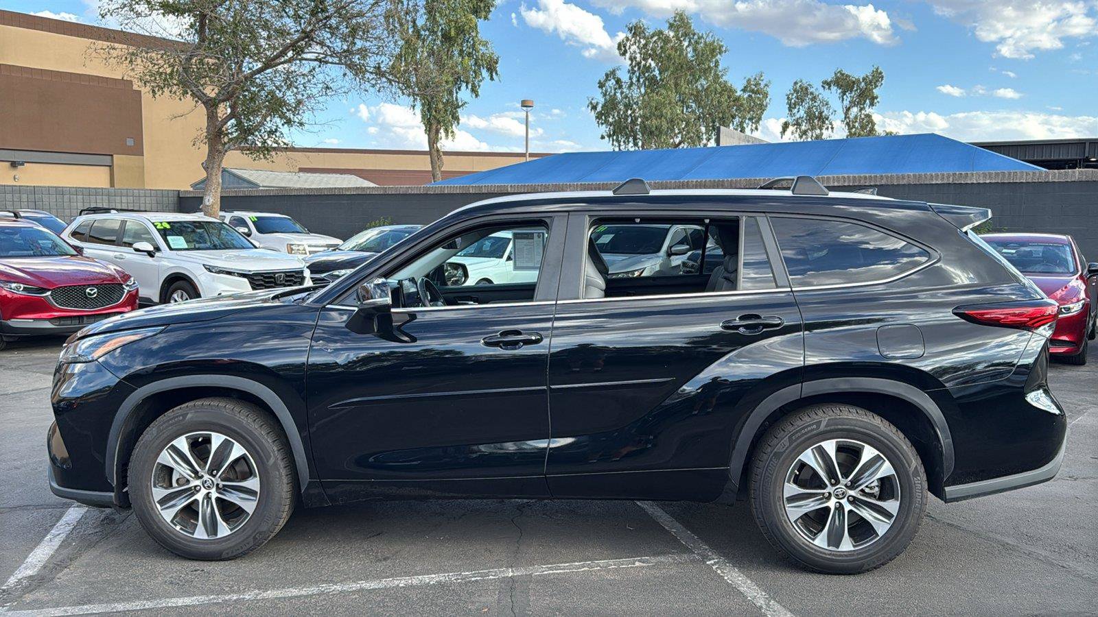 Used 2023 Toyota Highlander XLE FWD image 3