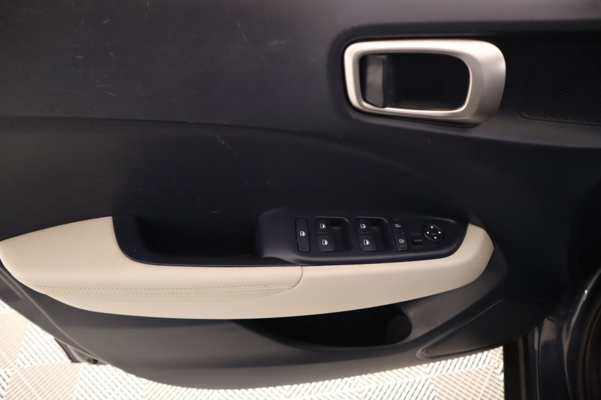 Used 2022 Hyundai Venue Limited image 16