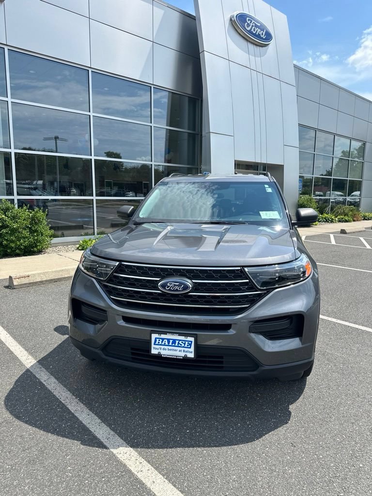 Used 2024 Ford Explorer XLT AWD/4WD image 2
