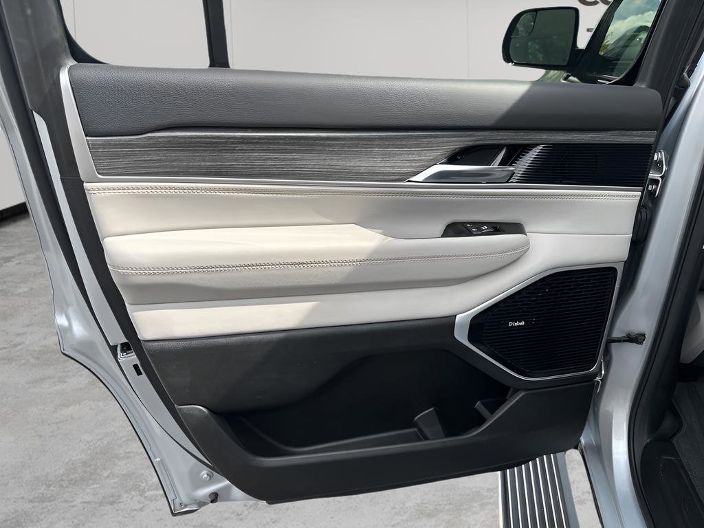 Used 2022 Jeep Wagoneer Series III w/ Premium Group I image 17