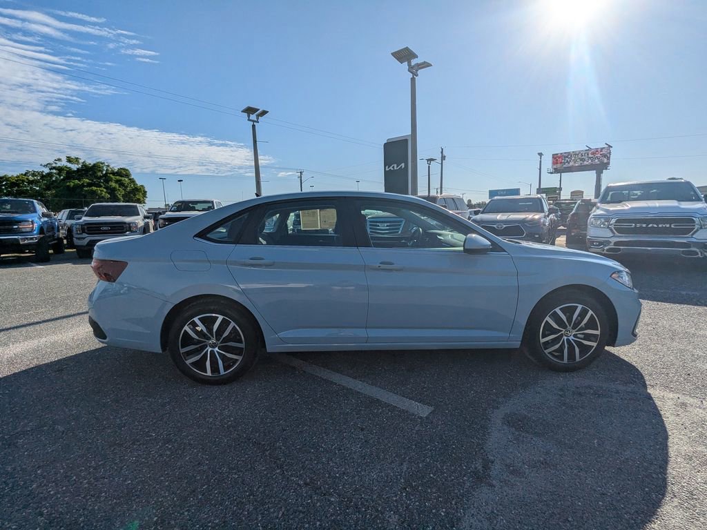 Used 2026 Volkswagen Jetta SE FWD image 2