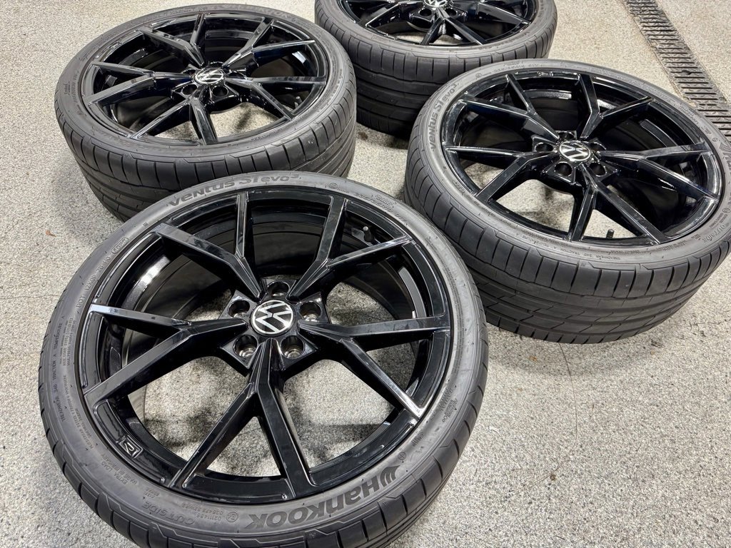 Used 2019 Volkswagen Golf R 4-Door image 14