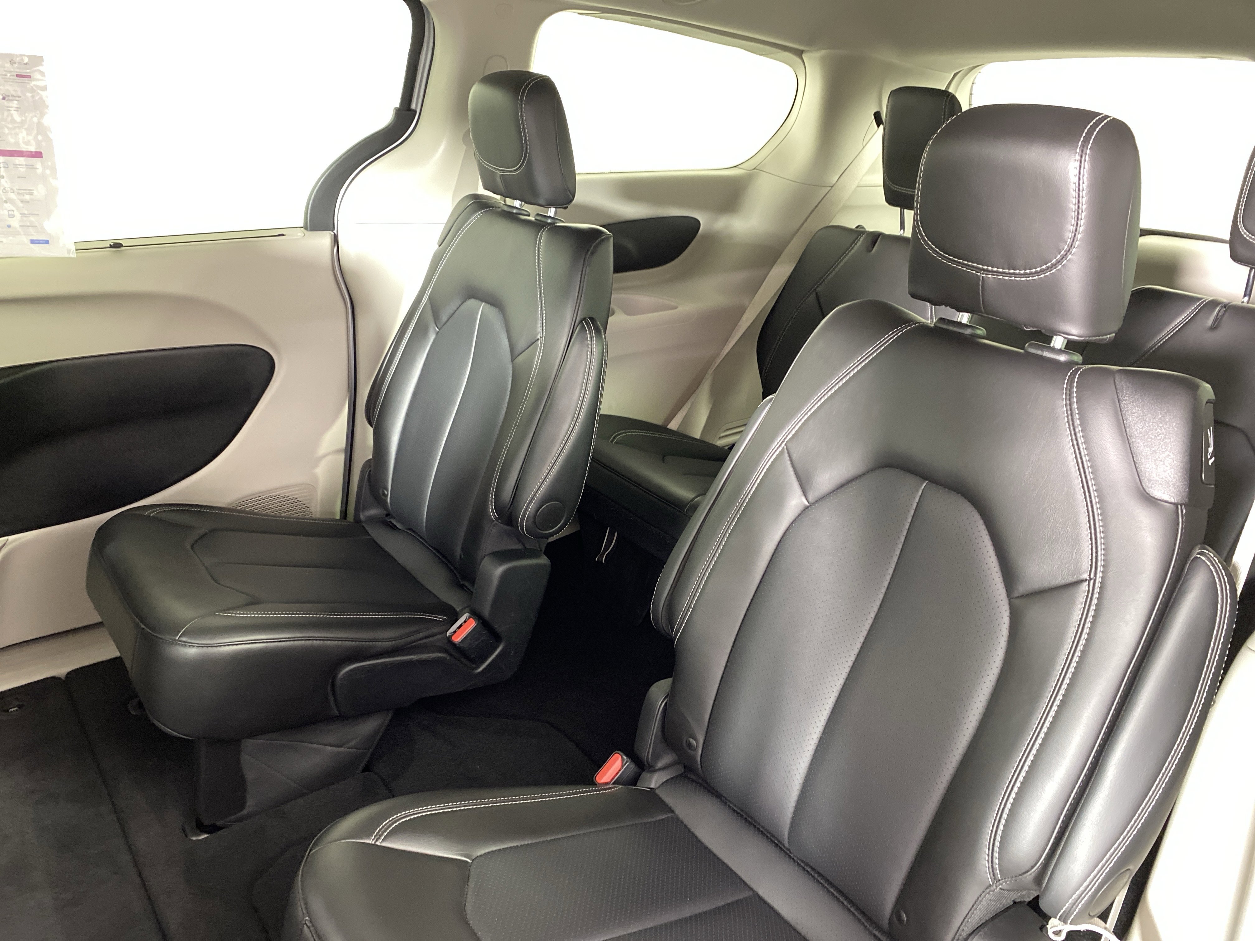 Used 2024 Chrysler Pacifica Touring-L image 31