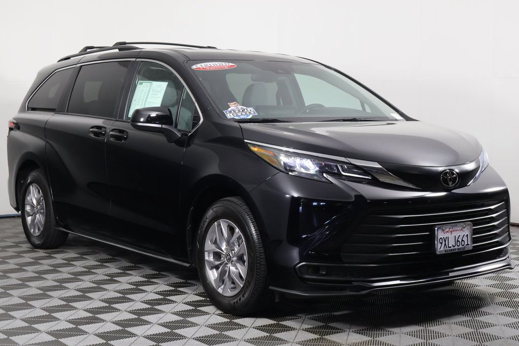 Used 2026 Toyota Sienna LE FWD image 3