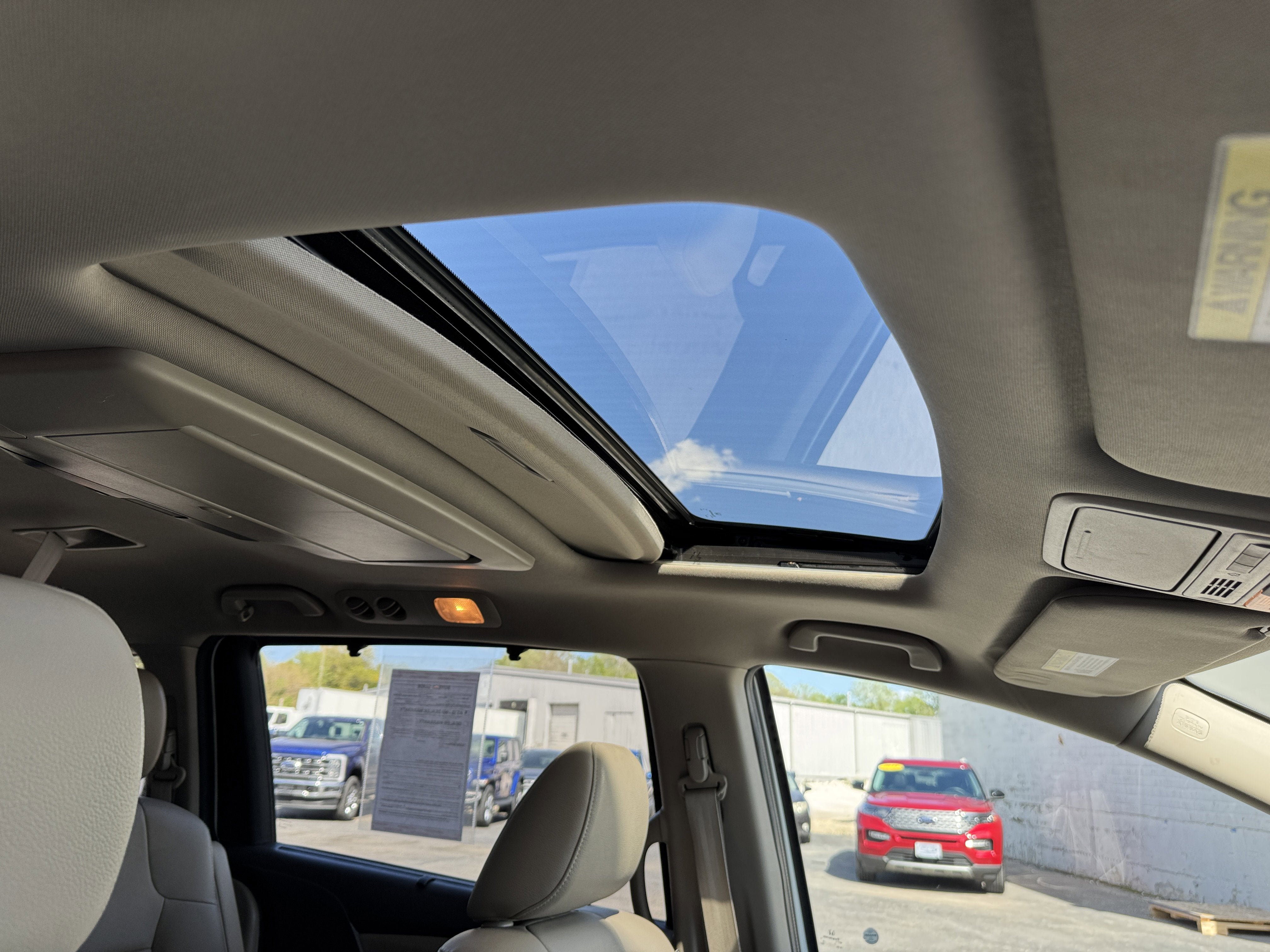Used 2014 Honda Odyssey Touring Elite image 25