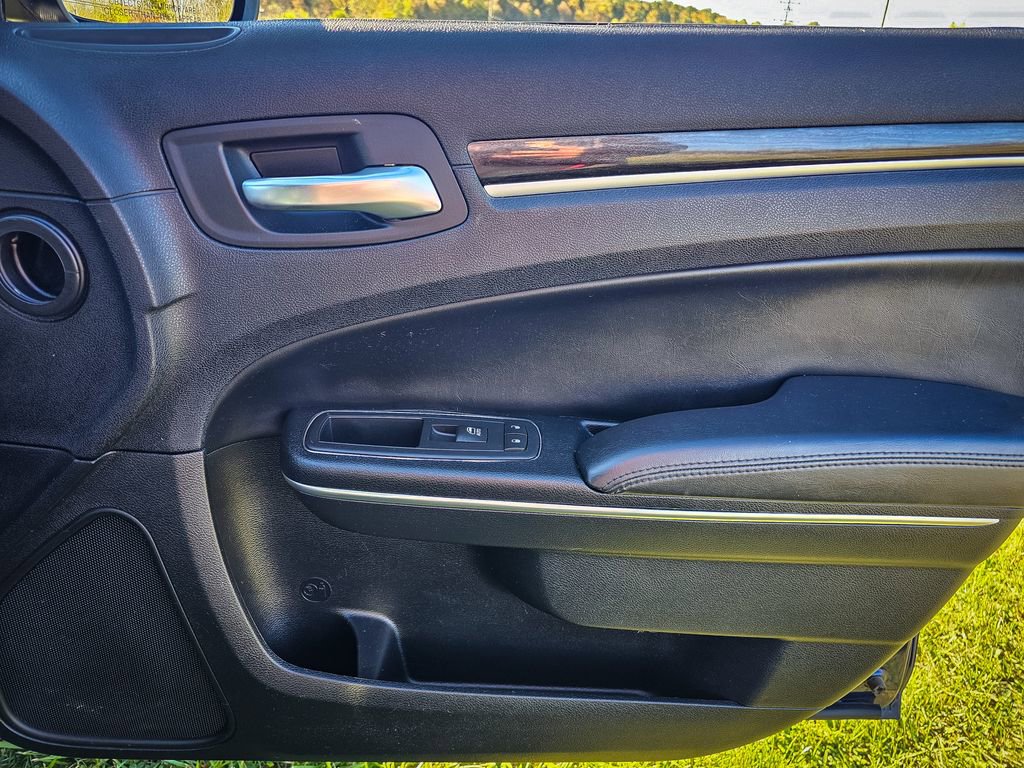 Used 2016 Chrysler 300 Limited image 37