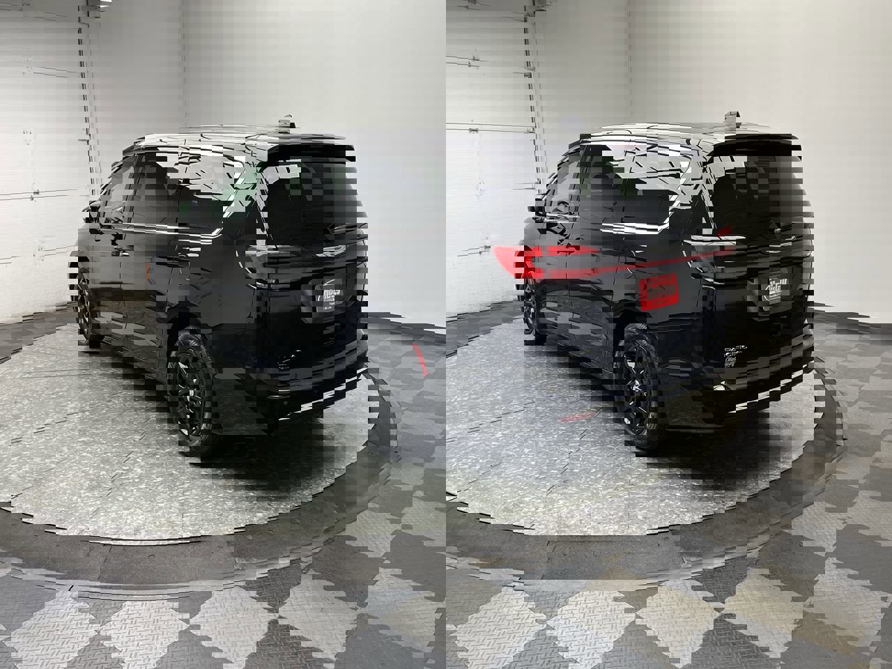 Used 2025 Chrysler Pacifica Select image 2