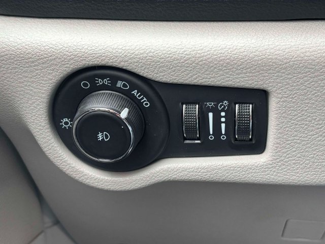 Used 2023 Chrysler Pacifica Touring-L FWD image 14