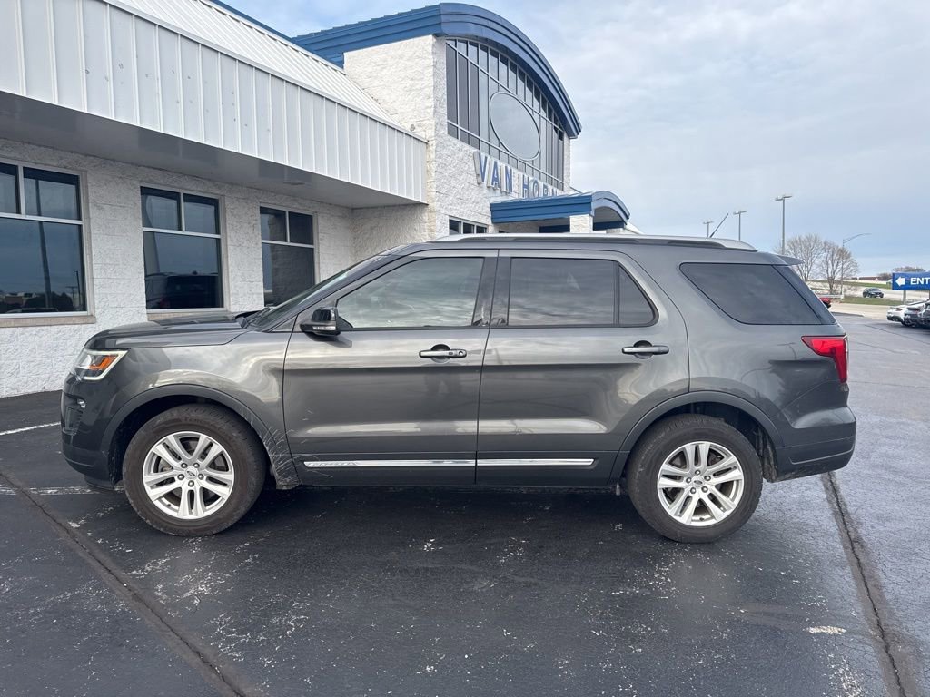 Used 2018 Ford Explorer XLT w/ Equipment Group 202A image 3