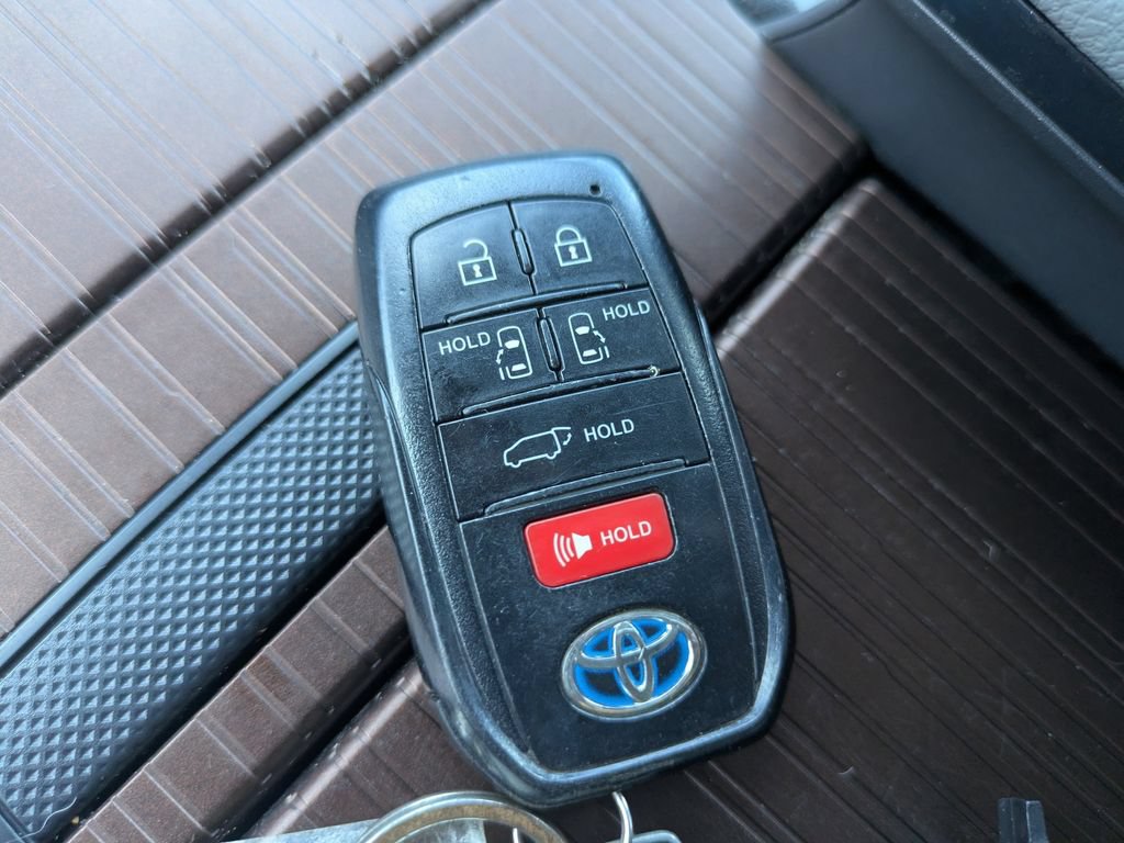 Used 2021 Toyota Sienna XLE AWD/4WD image 30