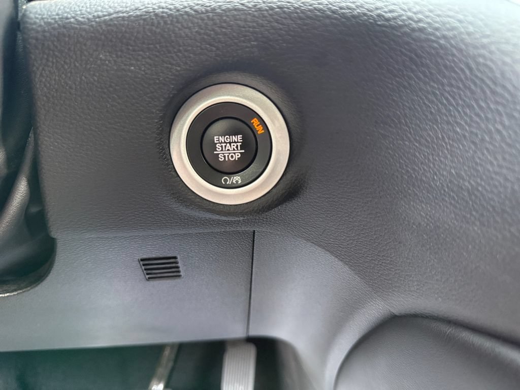 Used 2025 Chrysler Pacifica Limited FWD image 32