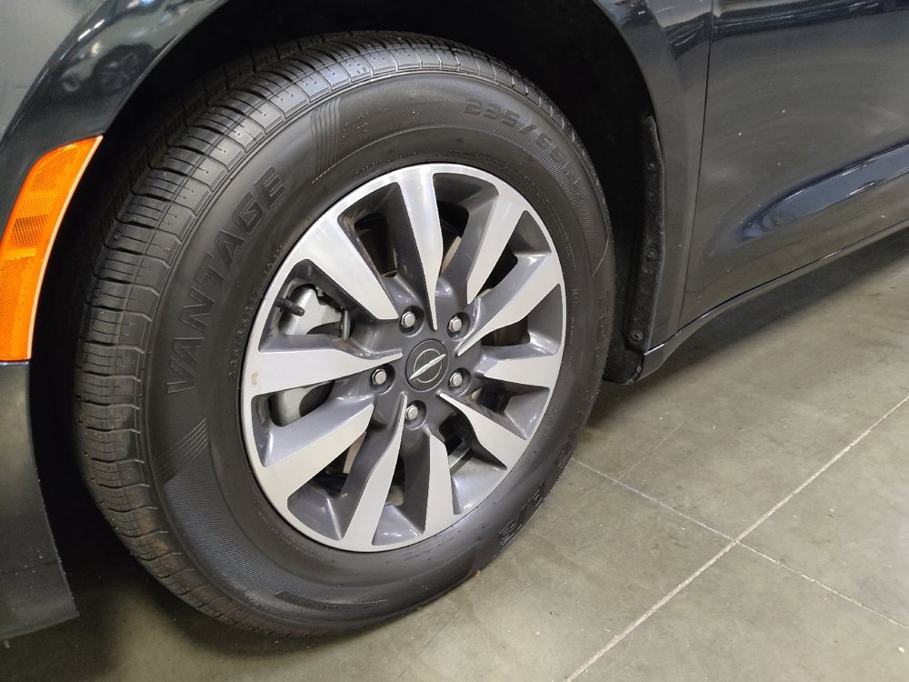 Used 2023 Chrysler Pacifica Touring-L FWD image 31